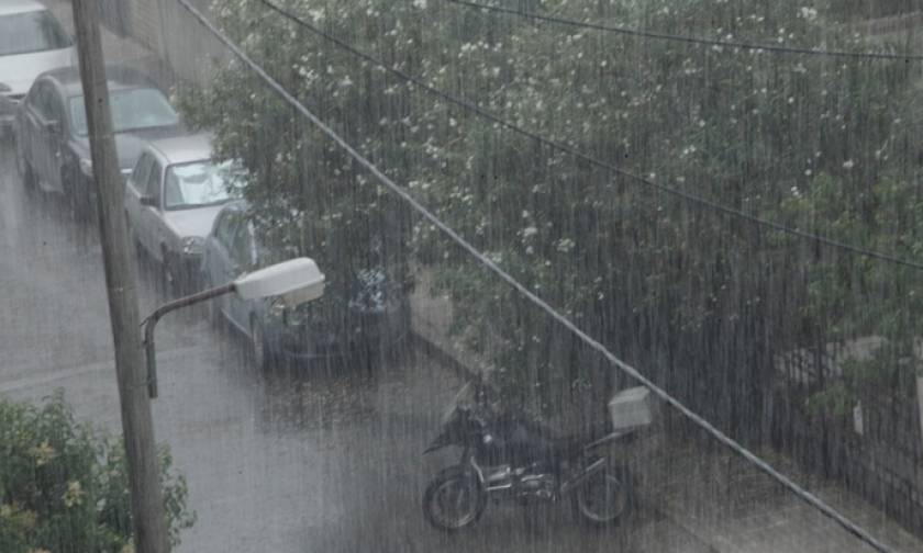 Καιρός: Ο «Μίνωας» σάρωσε την Κρήτη - Σφοδρή βροχόπτωση και χαλάζι (vid)
