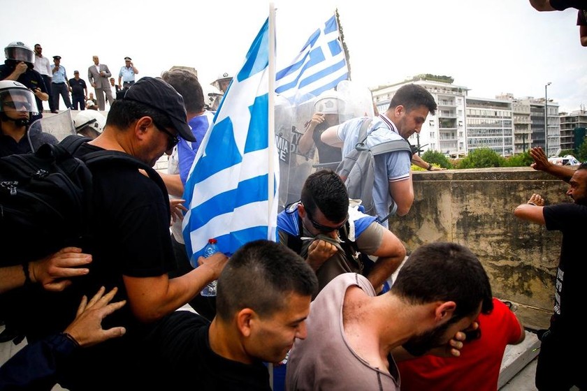 Συλλαλητήριο για τη Μακεδονία στο Σύνταγμα: «Αν όχι τώρα, πότε; Αν όχι εμείς, ποιοι;»