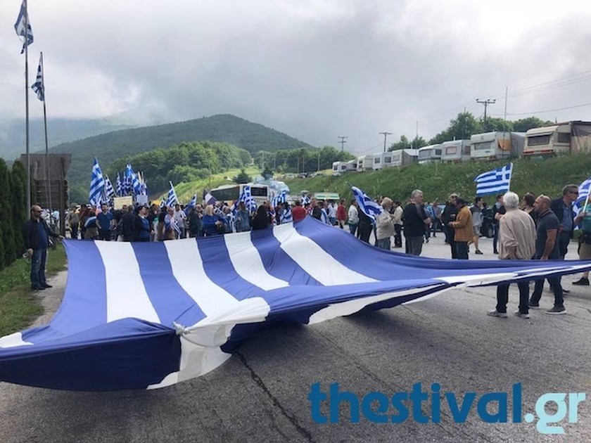 Πρέσπες: Με ελληνικές και μαύρες σημαίες οι κάτοικοι διαμαρτύρονται για τη συμφωνία (pics&vid)