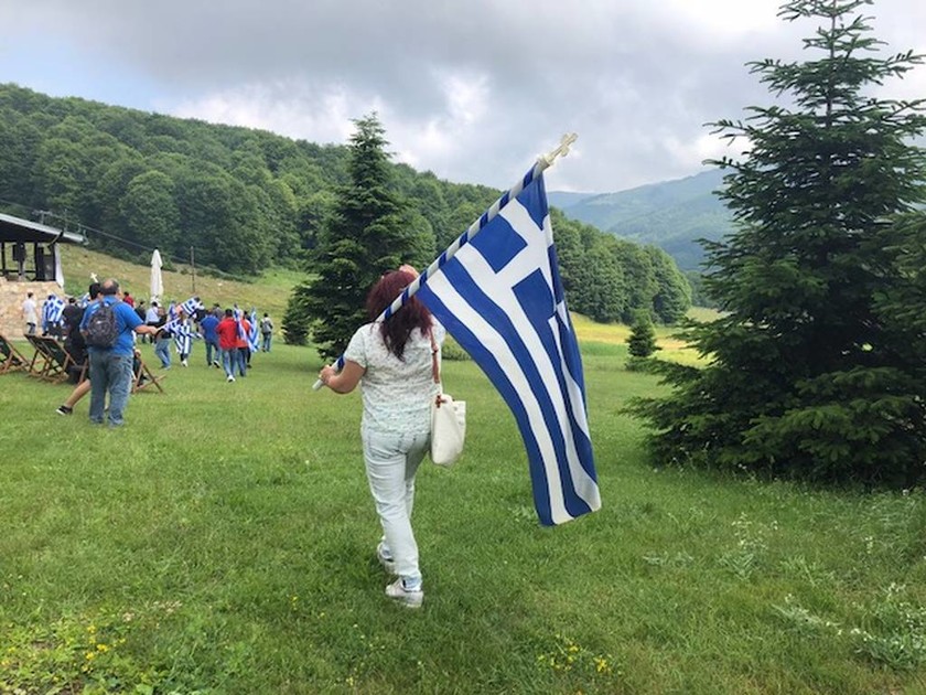 Πρέσπες: Με ελληνικές και μαύρες σημαίες οι κάτοικοι διαμαρτύρονται για τη συμφωνία (pics&vid)