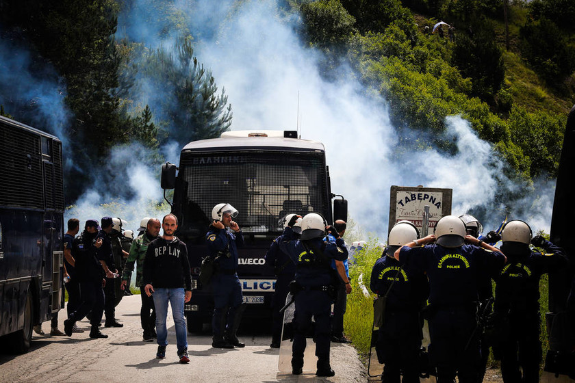 Πρέσπες: Νέα ένταση και χημικά μεταξύ διαδηλωτών και αστυνομίας (pics&vids)