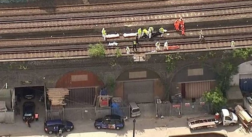 Φρικτό δυστύχημα στο Λονδίνο: Τρένο χτύπησε και σκότωσε τρία άτομα (pics&vid)