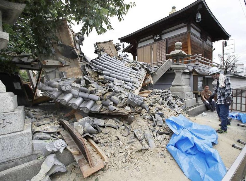 Ιαπωνία: Η στιγμή που ο φονικός σεισμός 6,1 βαθμών χτυπά την Οσάκα (vids+pics)
