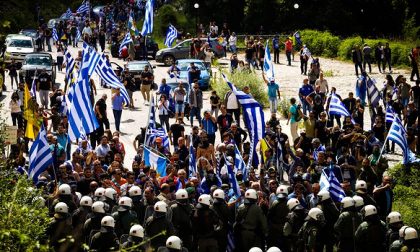 Μακεδονικό:  H «ματωμένη σημαία» που έγινε σύμβολο των διαδηλωτών στο Πισοδέρι Φλώρινας (vids+pics)