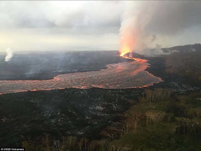 «Κόλαση» λάβας στη Χαβάη: Ούτε τα νερά του ωκεανού δεν καταπνίγουν την «οργή» του ηφαιστείου (Vid)