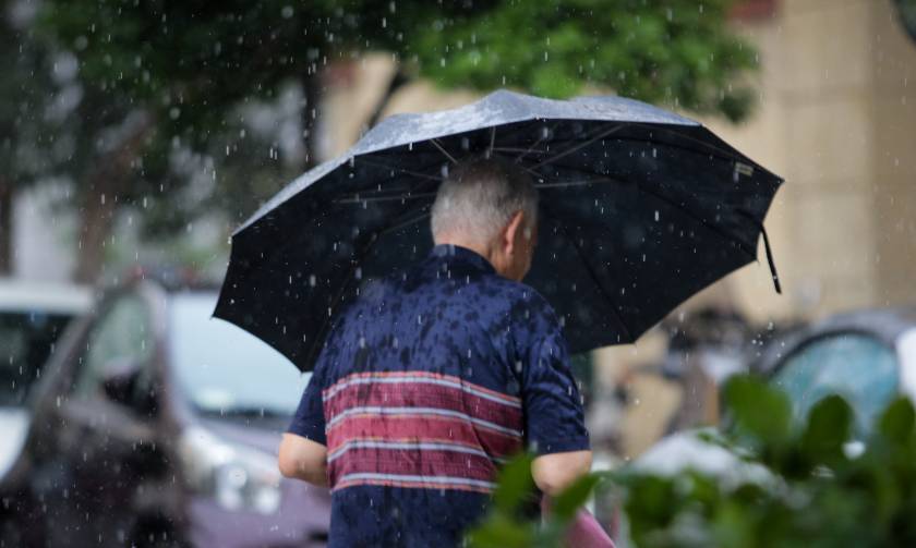 Καιρός: Συνεχίζει την επέλαση του ο «Μίνωας» με ισχυρές καταιγίδες σε όλη τη χώρα την Τρίτη