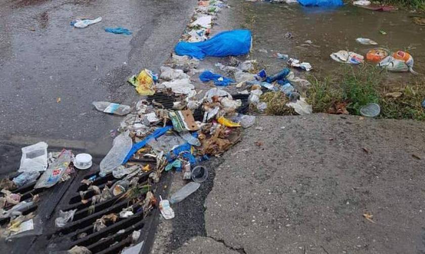 Κέρκυρα: Τα σκουπίδια επιπλέουν στους πλημμυρισμένους δρόμους (Βίντεο)