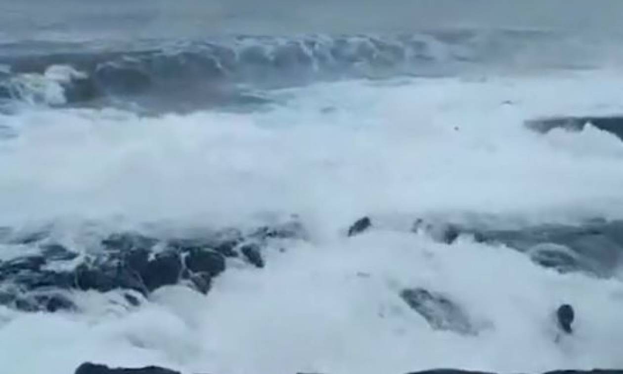 Σοκαριστικό βίντεο: Κύματα παρέσυραν τουρίστα στο θάνατο ενώ πόζαρε για selfie