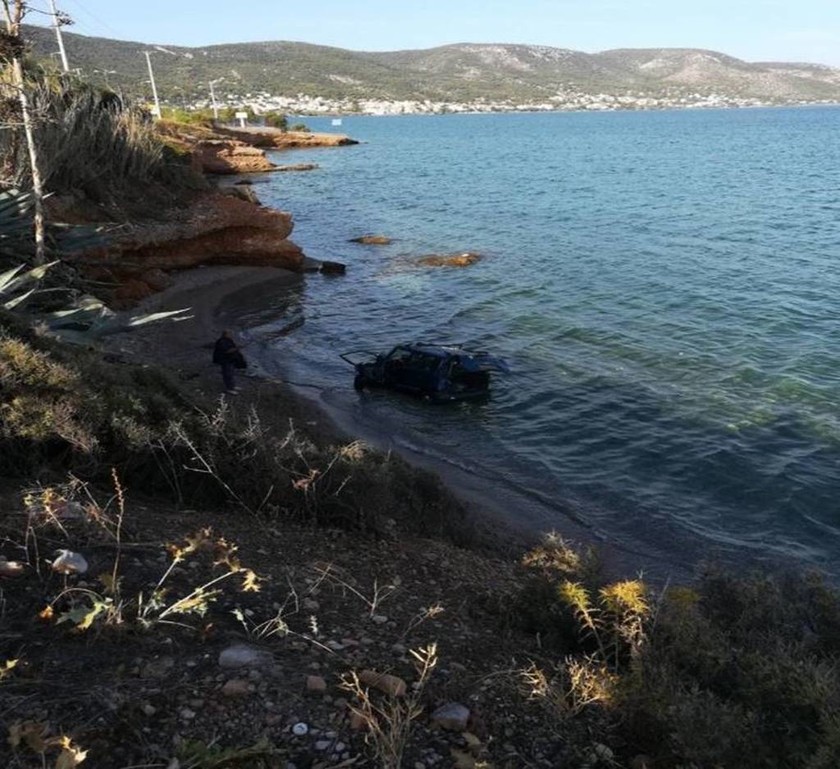Σαλαμίνα: Βουτιά αυτοκινήτου στη θάλασσα - Τραυματίστηκε η οδηγός (pics)