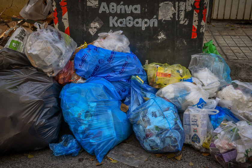 «Βουνά» από σκουπίδια στην Αθήνα - Ουρές χιλιομέτρων από απορριμματοφόρα στο ΧΥΤΑ Φυλής (pics)