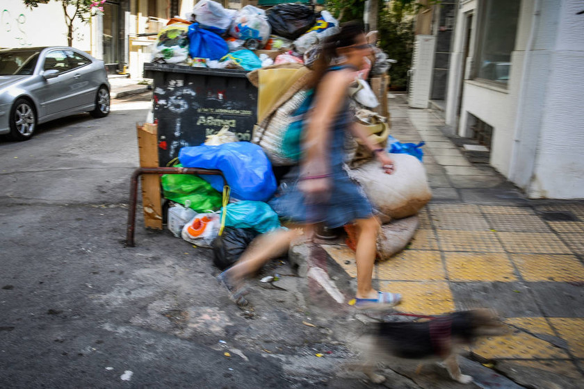«Βουνά» από σκουπίδια στην Αθήνα - Ουρές χιλιομέτρων από απορριμματοφόρα στο ΧΥΤΑ Φυλής (pics)