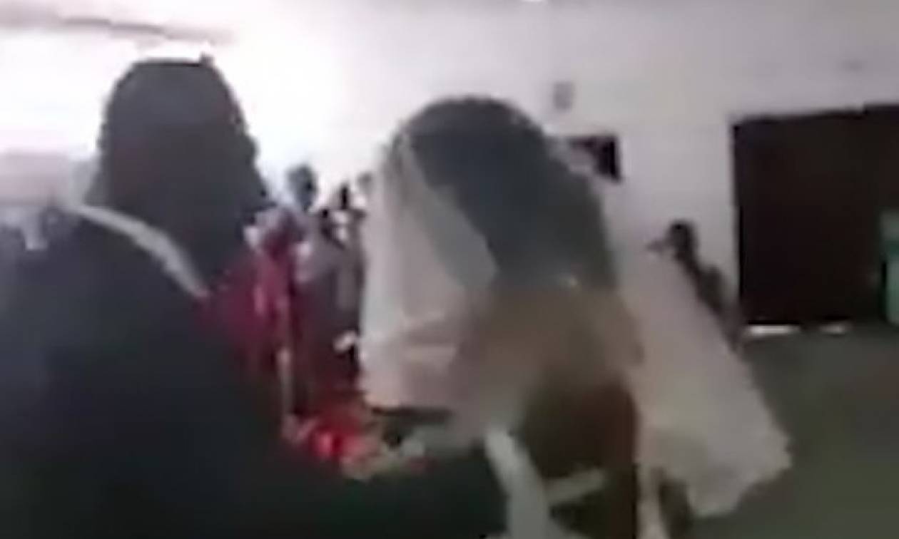 Απίστευτο: Την παράτησε κι εκείνη πήγε στο γάμο του φορώντας... νυφικό! (vid)