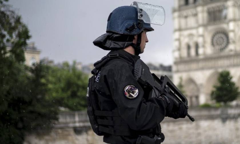 Γαλλία: Συνελήφθη άντρας με μαχαίρι - Φώναζε «Αλλάχου Ακμπάρ» και απειλούσε περαστικούς