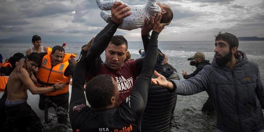 «Ύπουλο» σχέδιο της Μέρκελ: Υπόσχεται μείωση χρέους και «φορτώνει» την Ελλάδα με πρόσφυγες