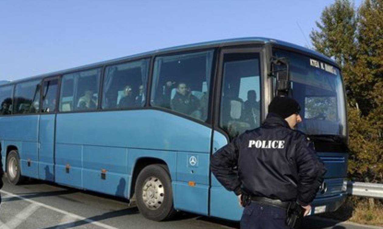 Έφηβος μετανάστης πήγε από τη Γαλλία στη Βρετανία κρυμμένος μέσα σε μηχανή λεωφορείου