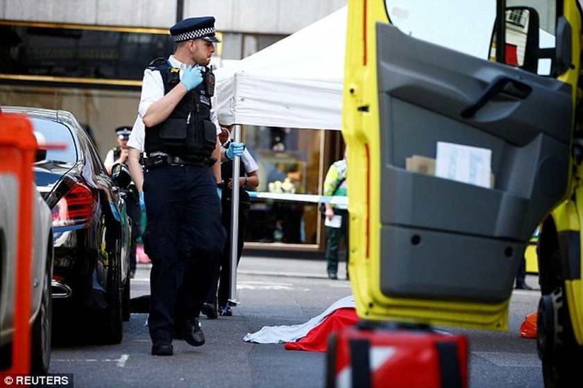 ΕΚΤΑΚΤΟ: Συναγερμός στο Λονδίνο: Δεκάδες περιπολικά και ασθενοφόρα κύκλωσαν το Mayfair