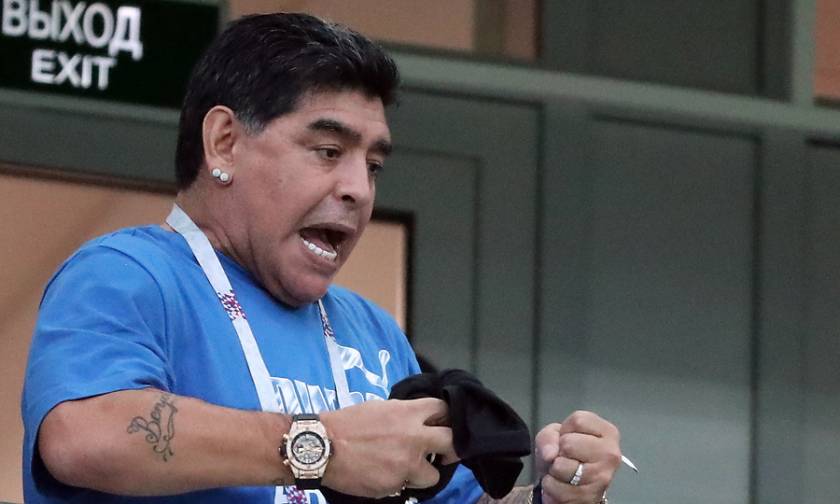 Παγκόσμιο Κύπελλο Ποδοσφαίρου 2018: Με μπλούζα «Μέσι» στο πλευρό της Αργεντινής ο Μαραντόνα (vid)