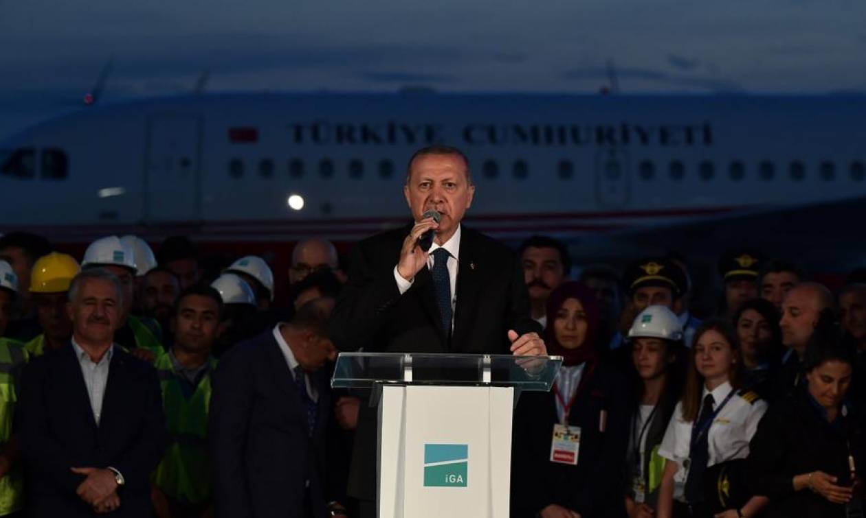 Κωνσταντινούπολη: Προεκλογική φιέστα Ερντογάν στο «μεγαλύτερο αεροδρόμιο του κόσμου» (Vids)