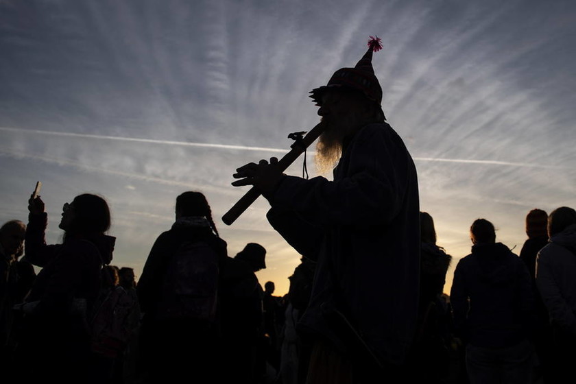 Χιλιάδες κόσμου περικύκλωσαν το Στόουνχεντζ - Δείτε φωτογραφίες