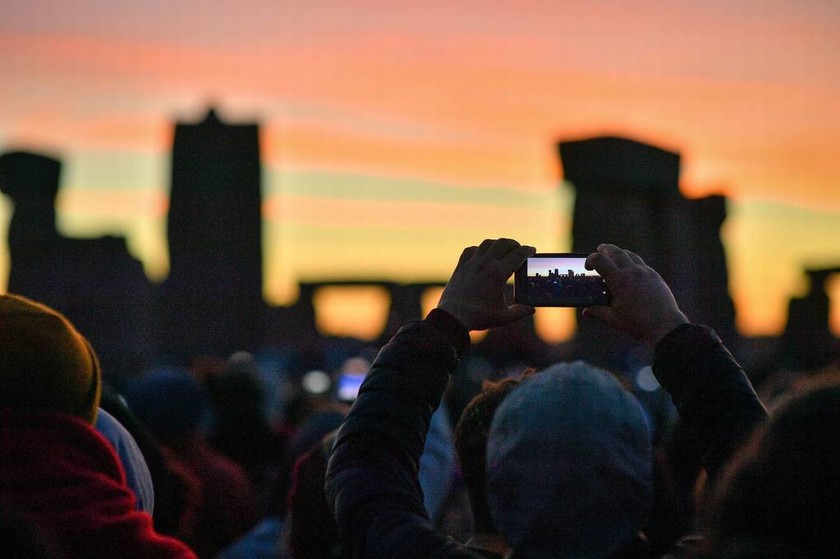 Χιλιάδες κόσμου περικύκλωσαν το Στόουνχεντζ - Δείτε φωτογραφίες