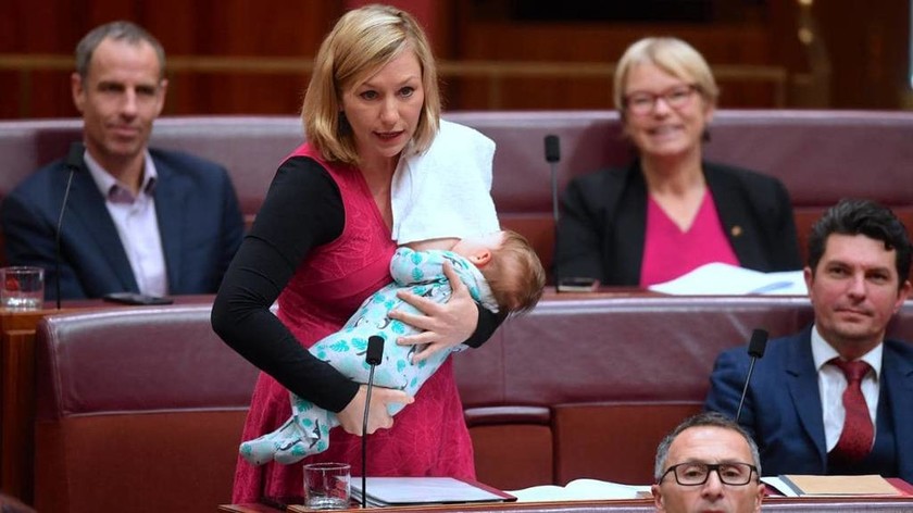 Υπουργός θήλασε το μωρό της στη Bουλή την ώρα της συνεδρίασης (vid) 