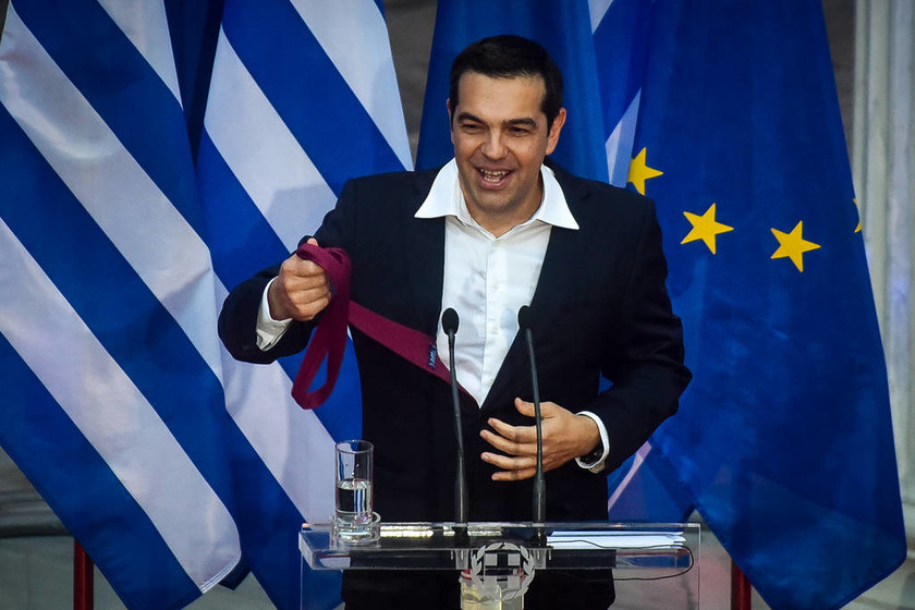 Αλέξης Τσίπρας: Ποιος έδεσε τη γραβάτα του πρωθυπουργού (vid)
