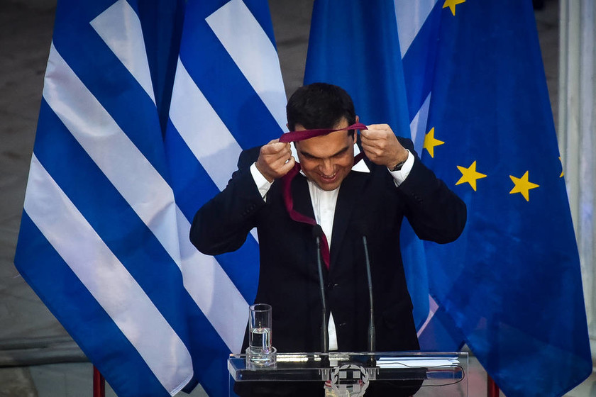 Αλέξης Τσίπρας: Ποιος έδεσε τη γραβάτα του πρωθυπουργού (vid)