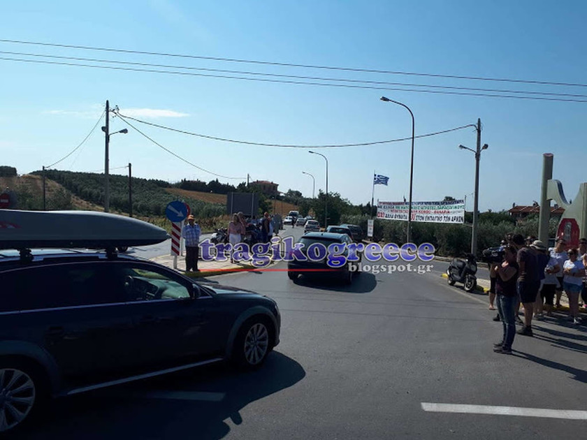 Χαλκιδική: Κάτοικοι του Αγίου Μάμα απέκλεισαν το δρόμο Νέων Μουδανιών - Σιθωνίας (pics)
