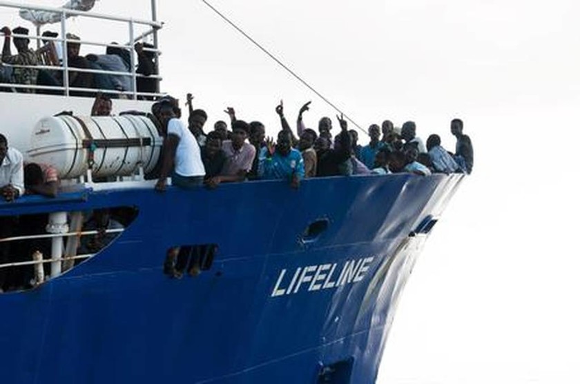 «Θρίλερ» στη Μεσόγειο: Εκατοντάδες μετανάστες εγκλωβισμένοι σε πλοία - Καμία χώρα δεν τους δέχεται