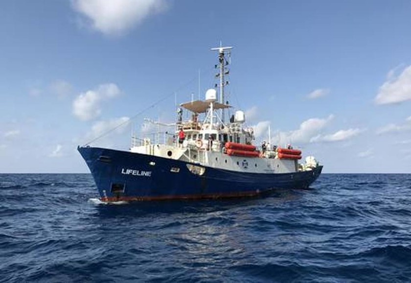 «Θρίλερ» στη Μεσόγειο: Εκατοντάδες μετανάστες εγκλωβισμένοι σε πλοία - Καμία χώρα δεν τους δέχεται