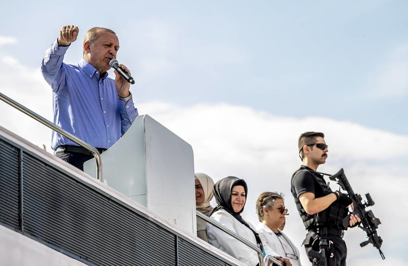 Φοβάται για τη ζωή του ο Ερντογάν: Έδωσε προεκλογική «φιέστα τρόμου» με δεκάδες ελεύθερους σκοπευτές