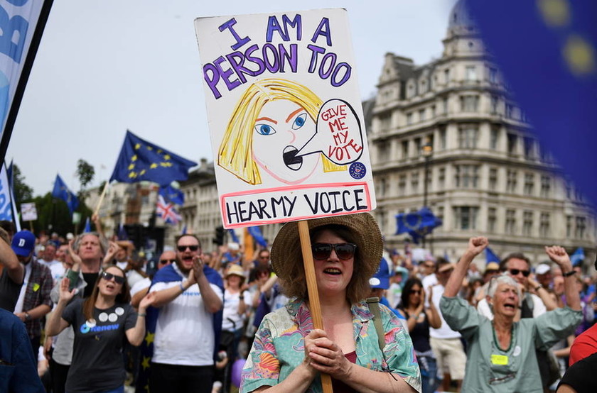 Εντυπωσιακές εικόνες: Λαοθάλασσα 100.000 Βρετανών απαίτησε νέο δημοψήφισμα για το Brexit (Pics+Vid)