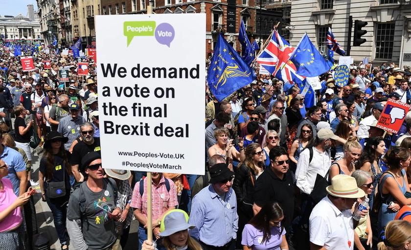 Εντυπωσιακές εικόνες: Λαοθάλασσα 100.000 Βρετανών απαίτησε νέο δημοψήφισμα για το Brexit (Pics+Vid)