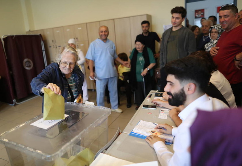 Εκλογές Τουρκία: Κοσμοσυρροή στα εκλογικά κέντρα της χώρας (pics)