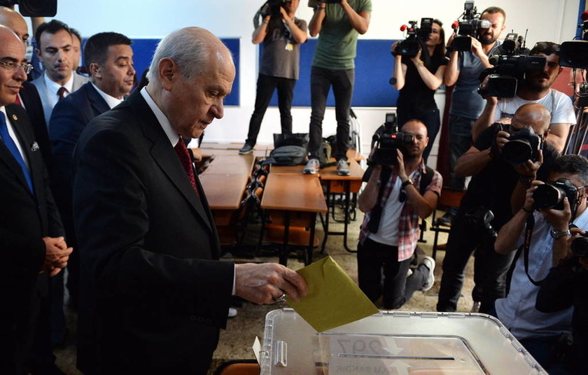 Εκλογές Τουρκία: Ψήφισε στην Άγκυρα ο «Γκρίζος Λύκος» Μπαχτσελί (pics)