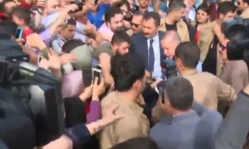 Εκλογές Τουρκία: Σκηνές... απείρου κάλλους με οπαδούς του Eρντογάν να φιλούν τα χέρια του! (video)