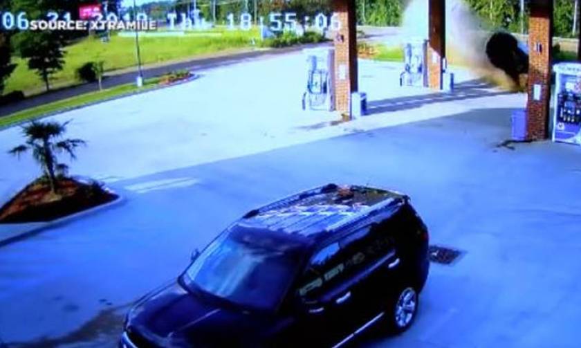 Βίντεο ΣΟΚ: Γυναίκα «καρφώνεται» με το αμάξι της σε βενζινάδικο
