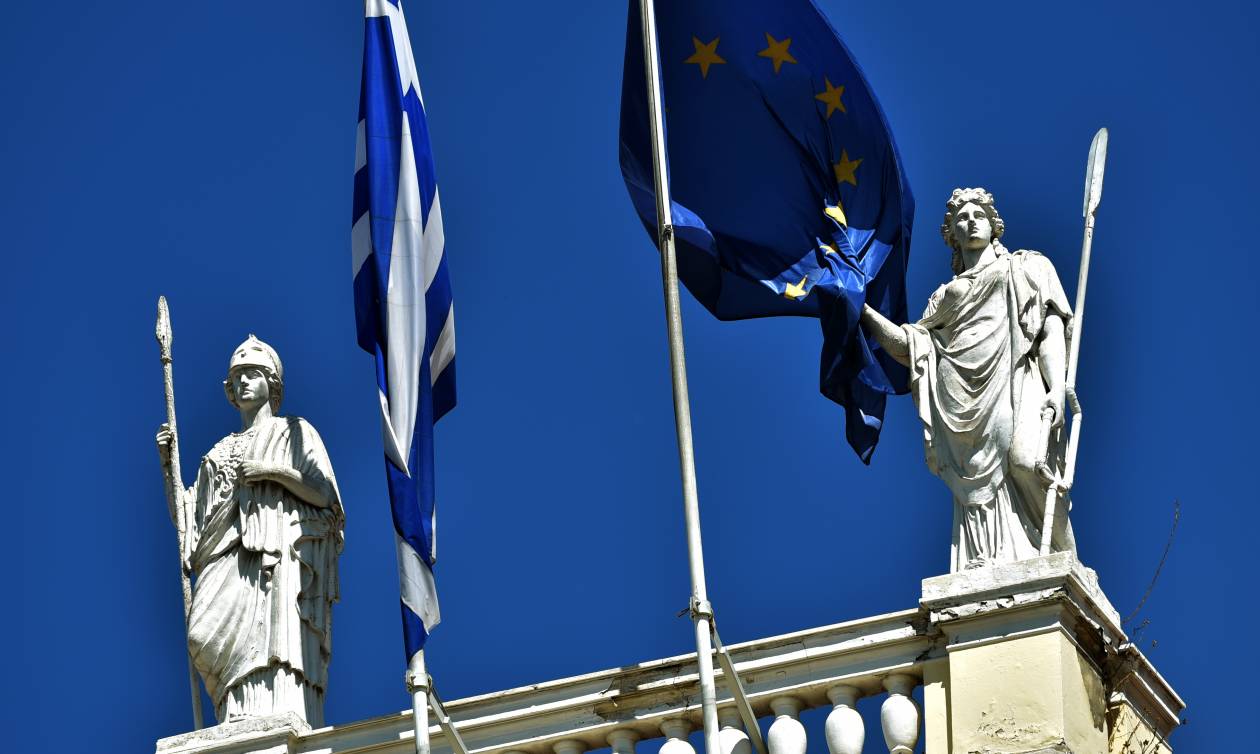 Κομισιόν: Βιώσιμο το ελληνικό χρέος - Θα μειωθεί στο 127% έως το 2060