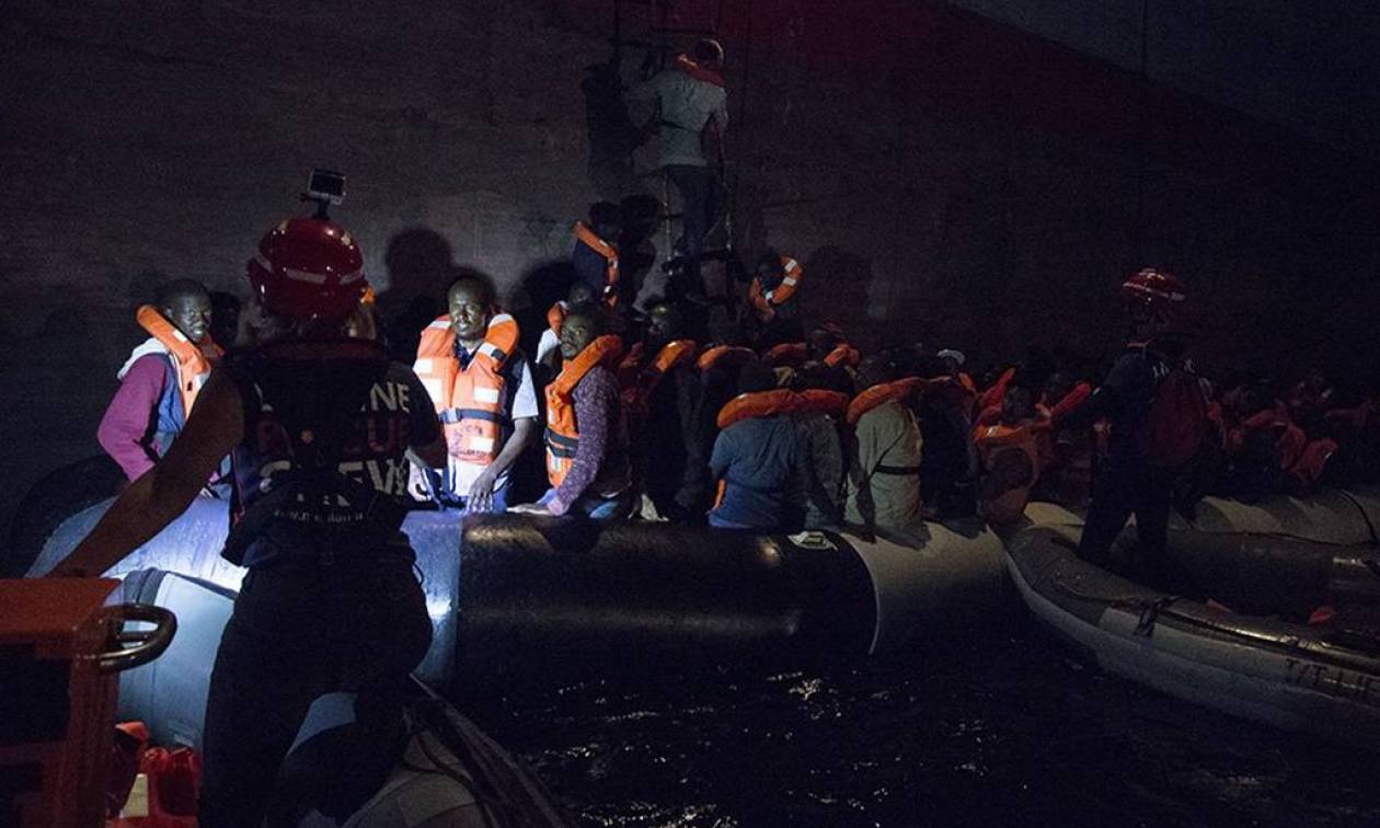«Θρίλερ» στη Μεσόγειο: 230 μετανάστες εγκλωβισμένοι στα ανοιχτά χωρίς νερό και τρόφιμα