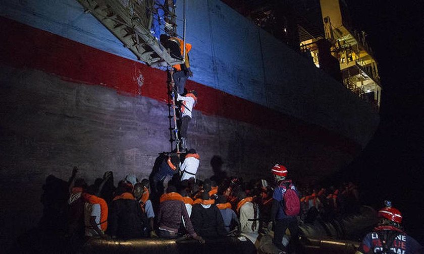 «Θρίλερ» στη Μεσόγειο: 230 μετανάστες εγκλωβισμένοι στα ανοιχτά χωρίς νερό και τρόφιμα 