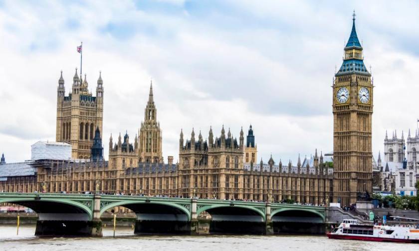 Συναγερμός στο Λονδίνο: Συνελήφθη ένοπλος καθώς προσπαθούσε να μπει στο Κοινοβούλιο