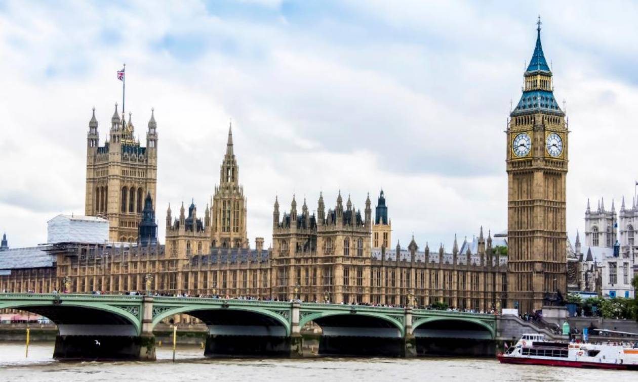 Συναγερμός στο Λονδίνο: Συνελήφθη ένοπλος καθώς προσπαθούσε να μπει στο Κοινοβούλιο