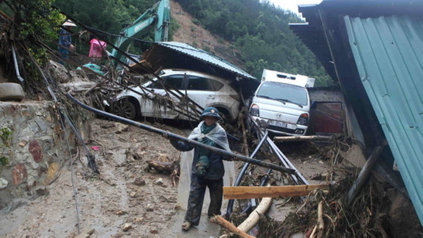 Βιετνάμ: Τους 15 έφτασαν οι νεκροί από τις πλημμύρες και τις κατολισθήσεις (vid)
