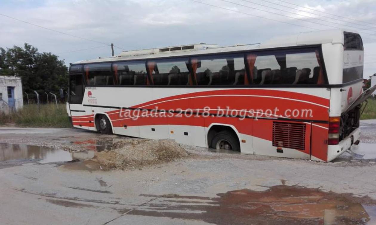 Καιρός - Θεσσαλονίκη: Η άσφαλτος «κατάπιε» λεωφορείο του ΚΤΕΛ (pics)