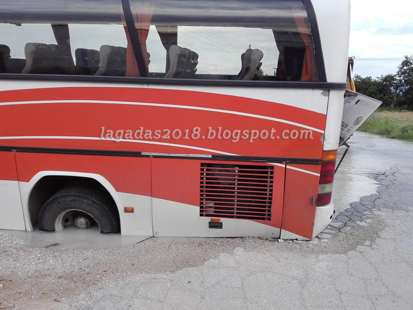 Καιρός - Θεσσαλονίκη: Η άσφαλτος «κατάπιε» λεωφορείο του ΚΤΕΛ (pics)