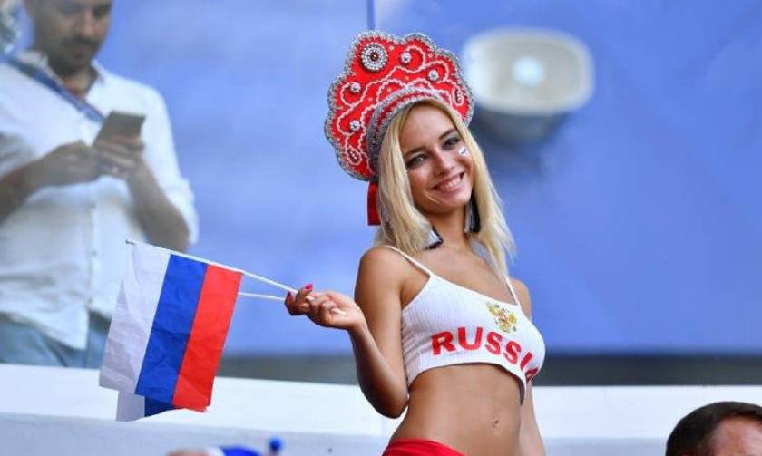 Παγκόσμιο Κύπελλο Ποδοσφαίρου 2018: Η πορνοστάρ που μονοπωλεί το ενδιαφέρον στις κερκίδες (pics)