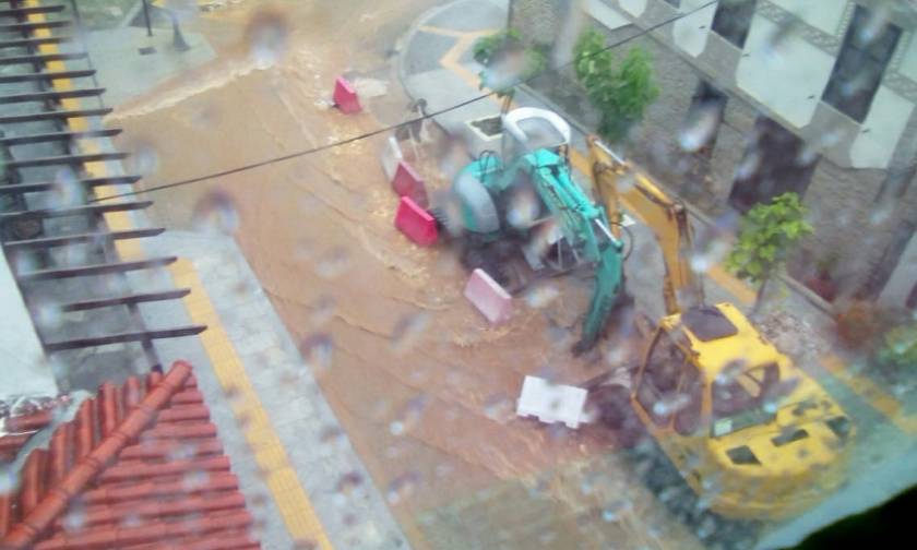 Καιρός ΤΩΡΑ: Πλημμύρες και ισχυροί άνεμοι «χτυπούν» τη Χαλκιδική