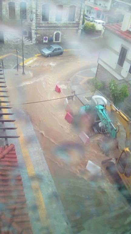 Καιρός ΤΩΡΑ: Πλημμύρες και ισχυροί άνεμοι «χτυπούν» τη Χαλκιδική 