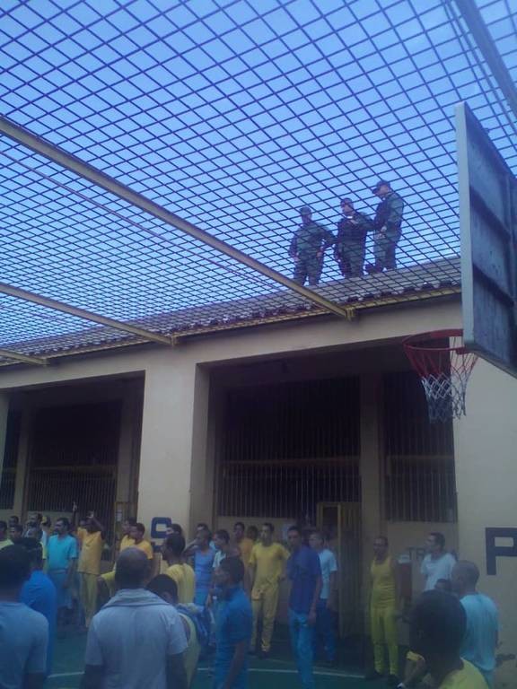 «Θρίλερ» ομηρείας σε φυλακές στη Βενεζουέλα - Κρατούν 30 σωφρονιστικούς υπαλλήλους (Pics)