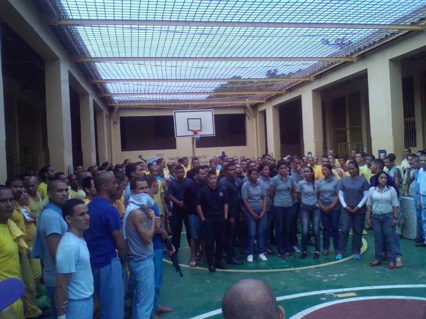 «Θρίλερ» ομηρείας σε φυλακές στη Βενεζουέλα - Κρατούν 30 σωφρονιστικούς υπαλλήλους (Pics)